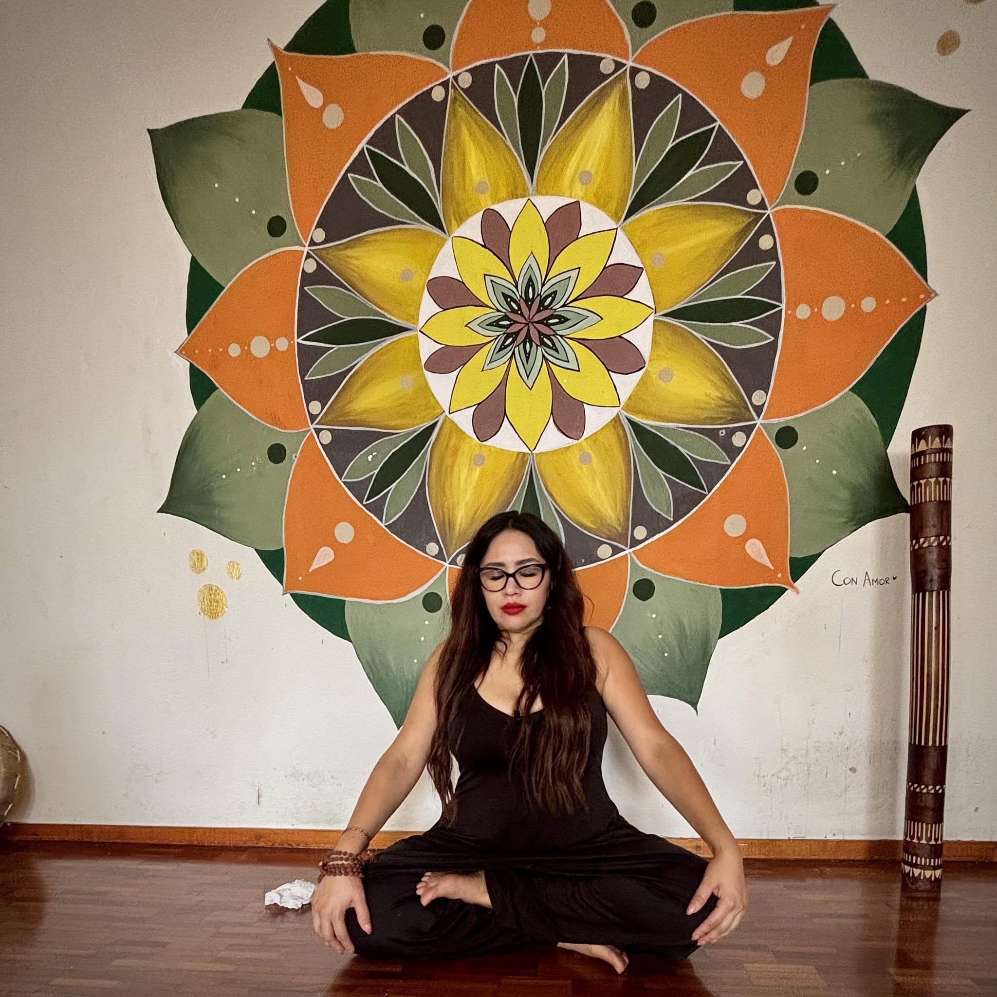 Claudia Lomelí en sesión de meditación y presencia consciente en Guadalajara